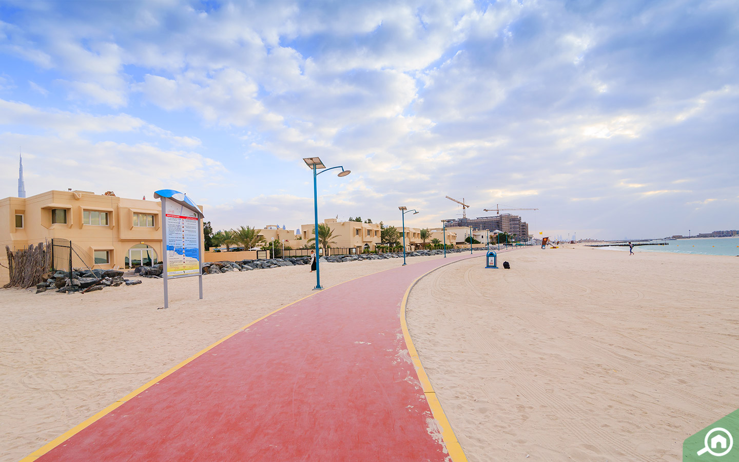 يقع شاطئ جميرا بالقرب من الغدير