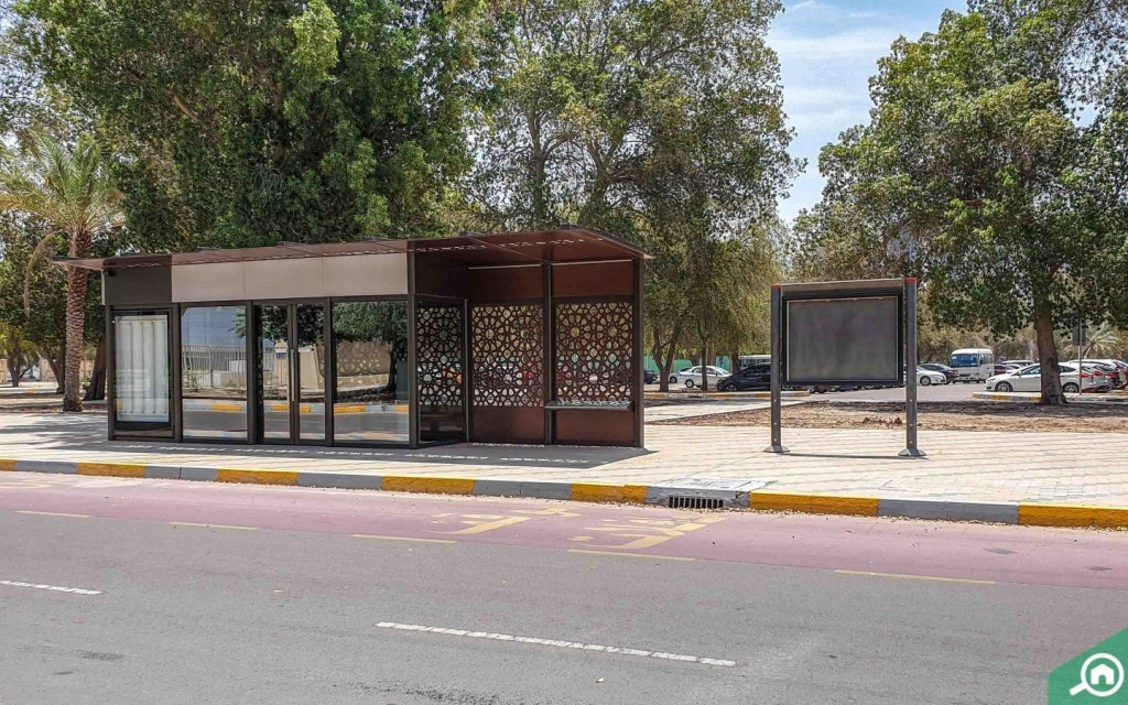 موقف حافلات في مدينة زايد الرياضية