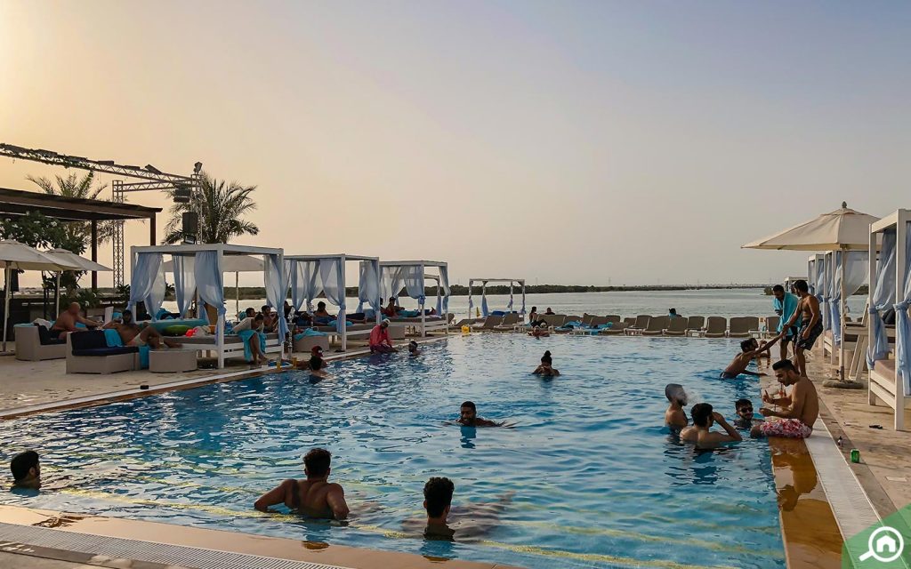 بركة سباحة مكشوفة