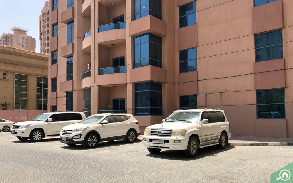 مواقف السيارات أمام المبنى