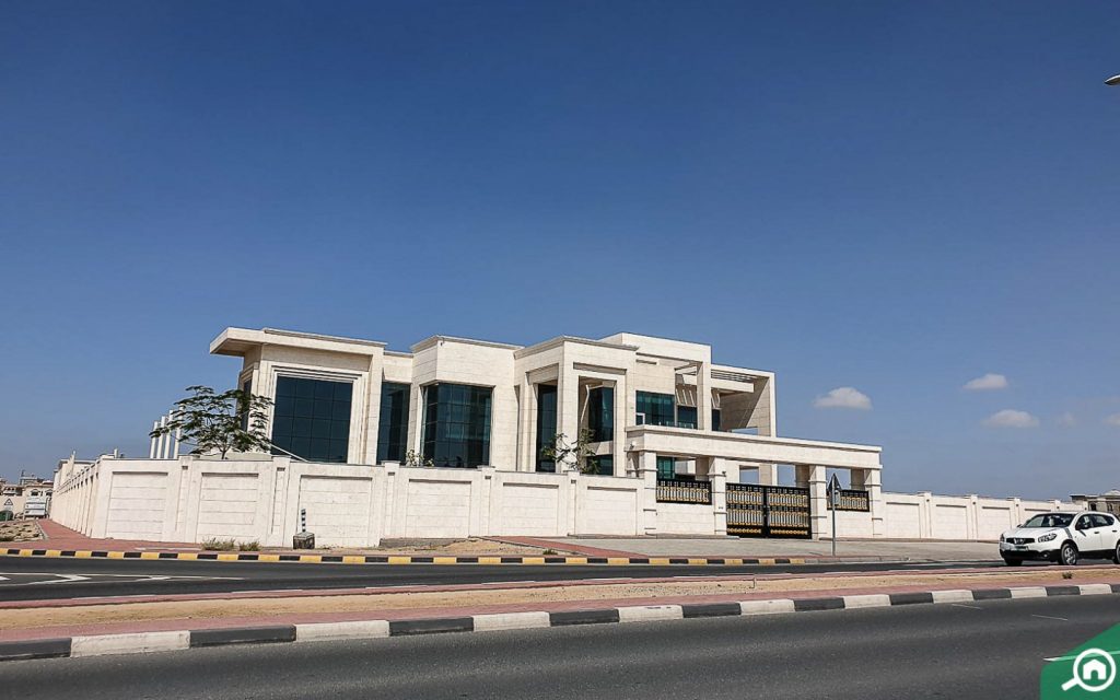 مواقف سيارات مخصصة لأصحاب الفلل