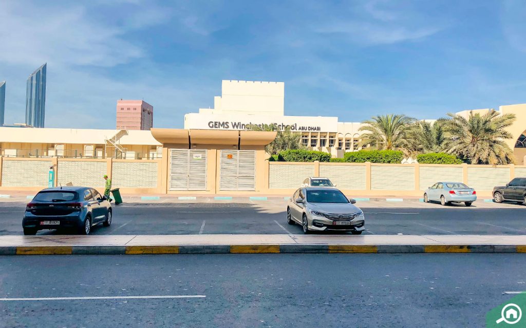 مواقف السيارات العامة