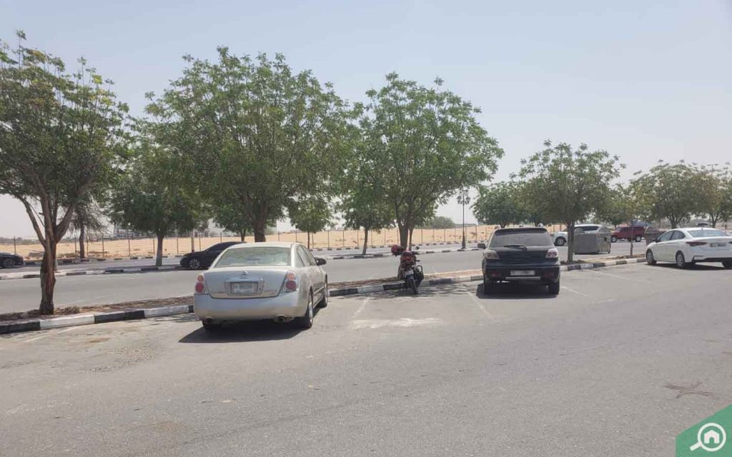 مواقف السيارات في قرية الأميرة