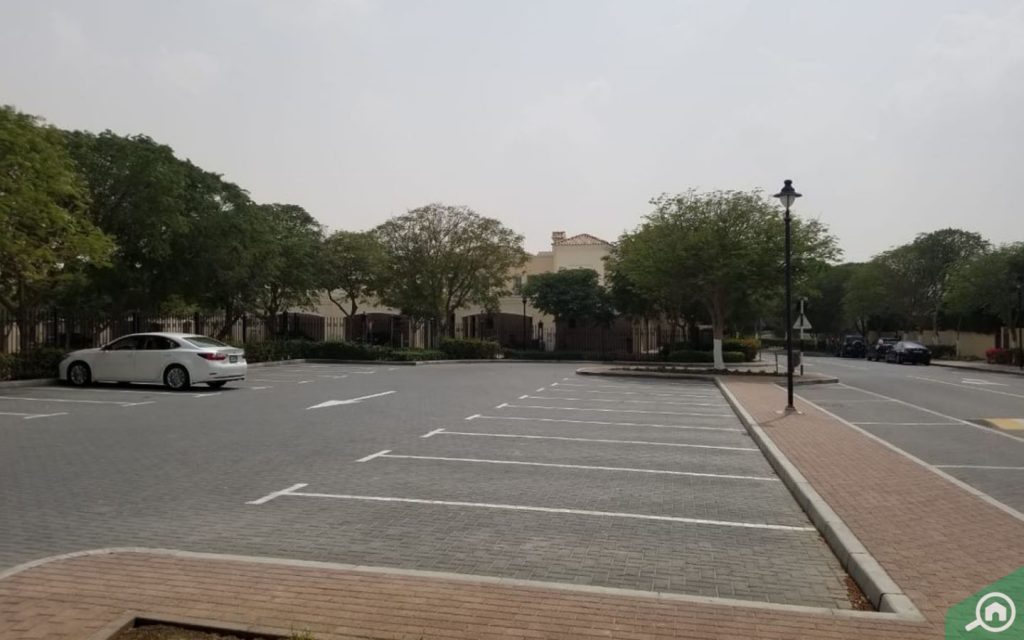 مواقف السيارات العامة